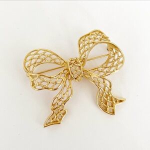 FREE SHIPPING!!! MONET Bow Brooch Vintage Lapel Pin Gold Tone Filigree
